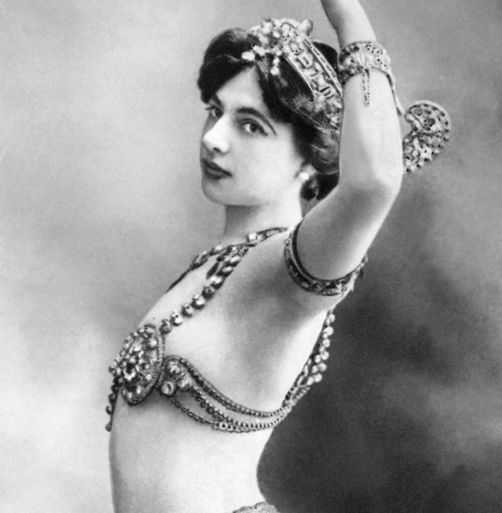 DØDE FORAN EN EKSEKUSJONSPELETONG: Den nederlandske eksotiske danseren kjent som Mata Hari ble dømt til døden som spion og dobbelagent. Hun ble skutt og drept 15. oktober 1917 i Paris. Mange har hevdet hun var uskyldig. På hundreårsdagen for henrettelsen frigjøres dokumentene fra rettssaken som endte i dødsdommen. DØDE FORAN EN EKSEKUSJONSPELETONG: Den nederlandske eksotiske danseren kjent som Mata Hari ble dømt til døden som spion og dobbelagent. Hun ble skutt og drept 15. oktober 1917 i Paris. Mange har hevdet hun var uskyldig. På hundreårsdagen for henrettelsen frigjøres dokumentene fra rettssaken som endte i dødsdommen.