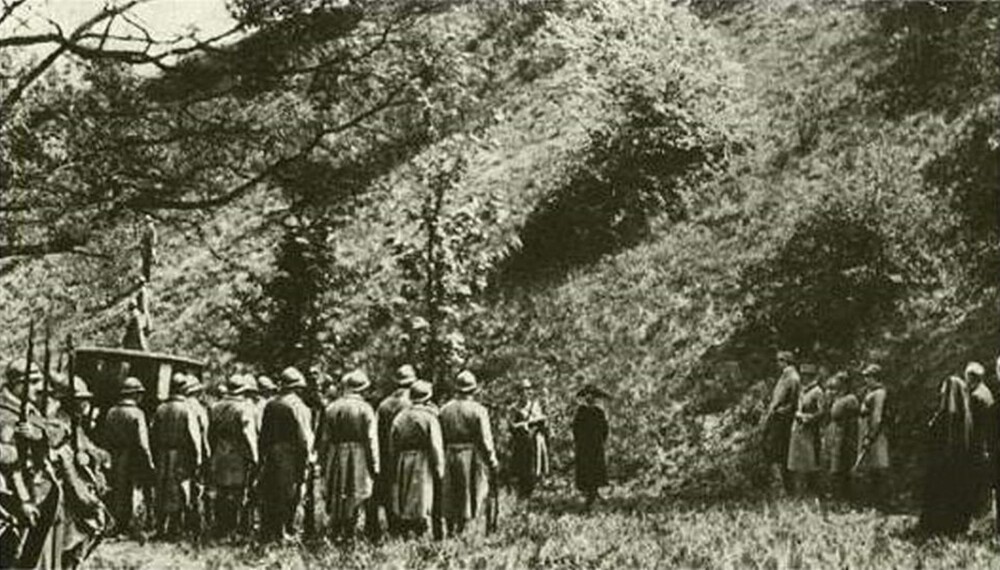 HENRETTELSEN: Slik blir henrettelsen av Mata Hari fremstilt i en film fra 1920. Det er lagd en rekke filmer og historier om Mata Hari. Få skal ha særlig rot i virkeligheten. Dette bildet ser ut til å stemme overens med beskrivelsen av henrettelsen reporteren Henry G. Wales ga til nyhetsbyrået International News Service. HENRETTELSEN: Slik blir henrettelsen av Mata Hari fremstilt i en film fra 1920. Det er lagd en rekke filmer og historier om Mata Hari. Få skal ha særlig rot i virkeligheten. Dette bildet ser ut til å stemme overens med beskrivelsen av henrettelsen reporteren Henry G. Wales ga til nyhetsbyrået International News Service.