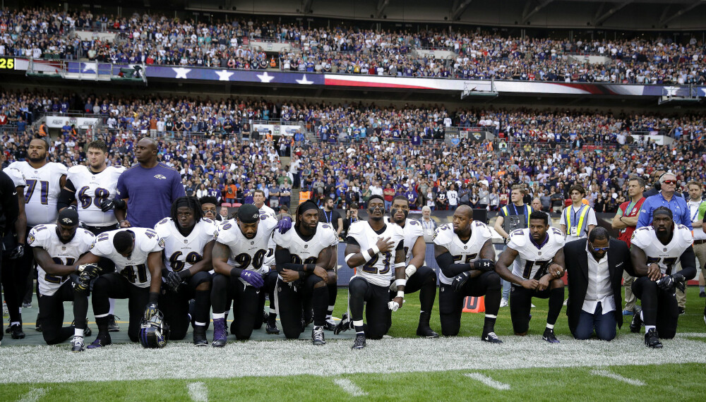 BALTIMORE RAVENS: En rekke spillere sitter på kne under nasjonalsangen før en kamp mot Jacksonville Jaguars 24. september, inkludert eks-spilleren Ray Lewis (til høyre). BALTIMORE RAVENS: En rekke spillere sitter på kne under nasjonalsangen før en kamp mot Jacksonville Jaguars 24. september, inkludert eks-spilleren Ray Lewis (til høyre).
