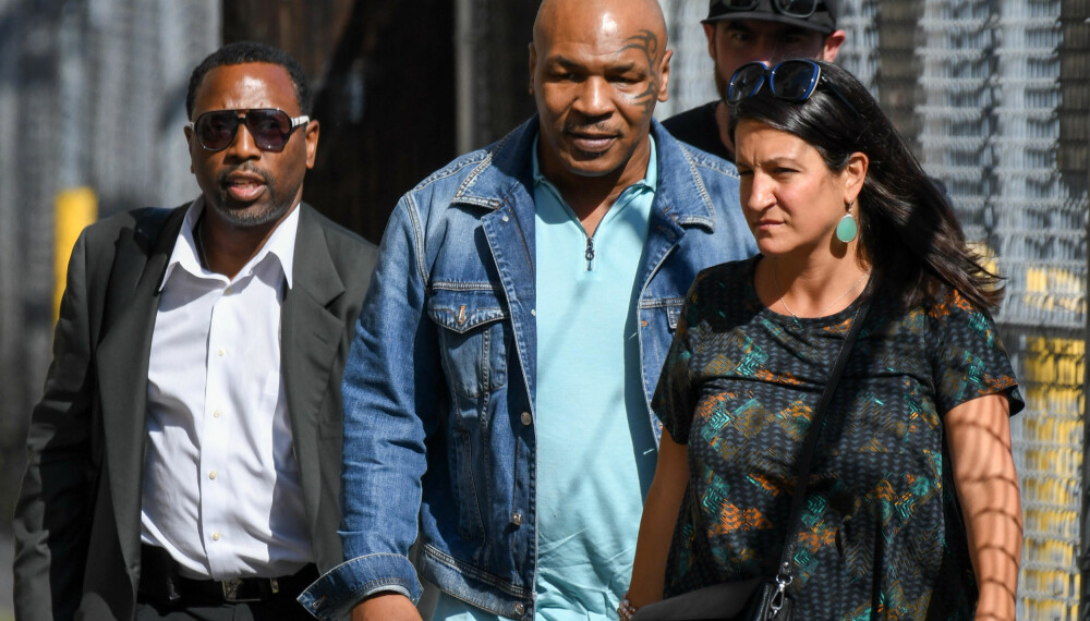 MIKE TYSON (i midten). MIKE TYSON (i midten).
