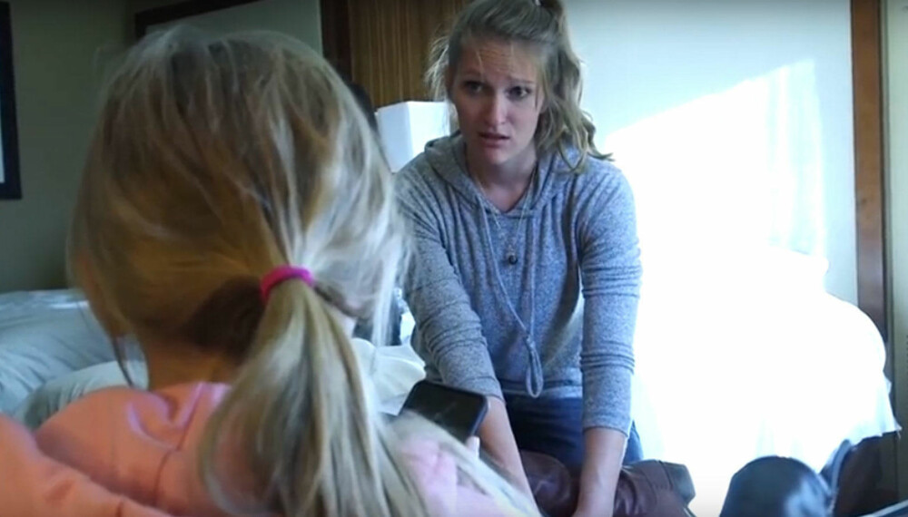 FBI-AGENT Anne Darr snakker med en sexarbeider på et hotellrom i Denver. Darr jobber med å hjelpe ofrene for menneskehandel tilbake til et normalt liv. FBI-AGENT Anne Darr snakker med en sexarbeider på et hotellrom i Denver. Darr jobber med å hjelpe ofrene for menneskehandel tilbake til et normalt liv.