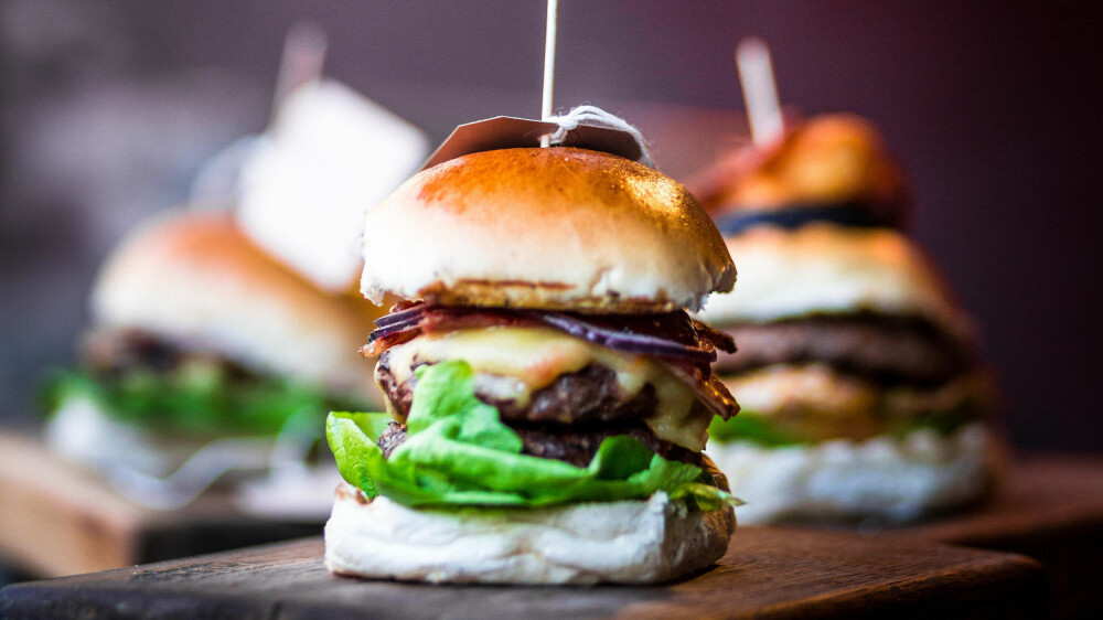 KOSTBAR GOURMETBURGER? Det er grunn til å være skeptisk hvis råvarene er av veldig høy kvalitet på en burger, mener kulinarisk forsker James Briscione ved Institutt for kulinarisk utdanning i USA. - De er bare laget for å stjele pengene dine, sier han. KOSTBAR GOURMETBURGER? Det er grunn til å være skeptisk hvis råvarene er av veldig høy kvalitet på en burger, mener kulinarisk forsker James Briscione ved Institutt for kulinarisk utdanning i USA. - De er bare laget for å stjele pengene dine, sier han.