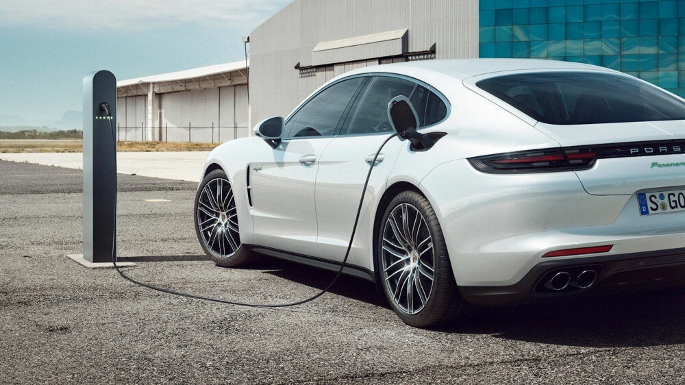 Nye superladere skal gi mye kortere ladetid, dermed også mer fleksibilitet for elbil-eierne. Bildet er for øvrig av en Panamera hybrid, ikke en ren elbil. Nye superladere skal gi mye kortere ladetid, dermed også mer fleksibilitet for elbil-eierne. Bildet er for øvrig av en Panamera hybrid, ikke en ren elbil.