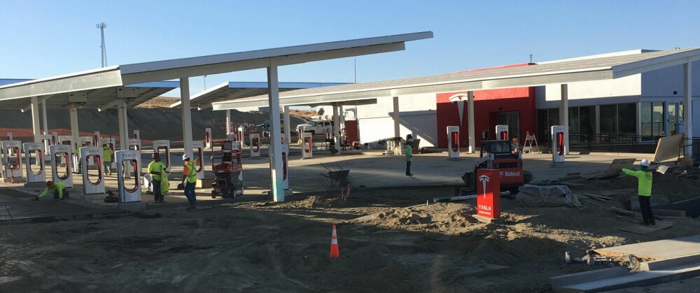 SNART KLAR: Den første «superrasteplassen» nærmer seg ferdig. Den befinner seg i Kettleman City mellom Los Angeles og San Francisco i USA. SNART KLAR: Den første «superrasteplassen» nærmer seg ferdig. Den befinner seg i Kettleman City mellom Los Angeles og San Francisco i USA.