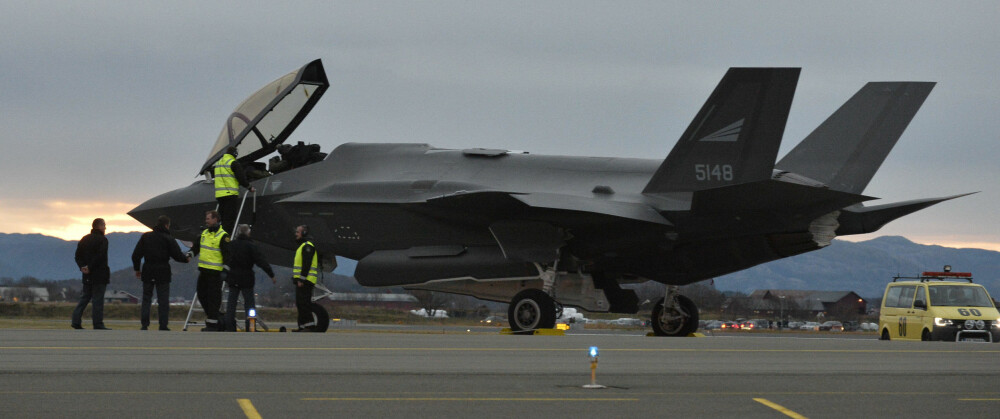 I TELT: De tre første av de norske F-35-flyene landet på Ørland hovedflystasjon 3. november 2017. I TELT: De tre første av de norske F-35-flyene landet på Ørland hovedflystasjon 3. november 2017.