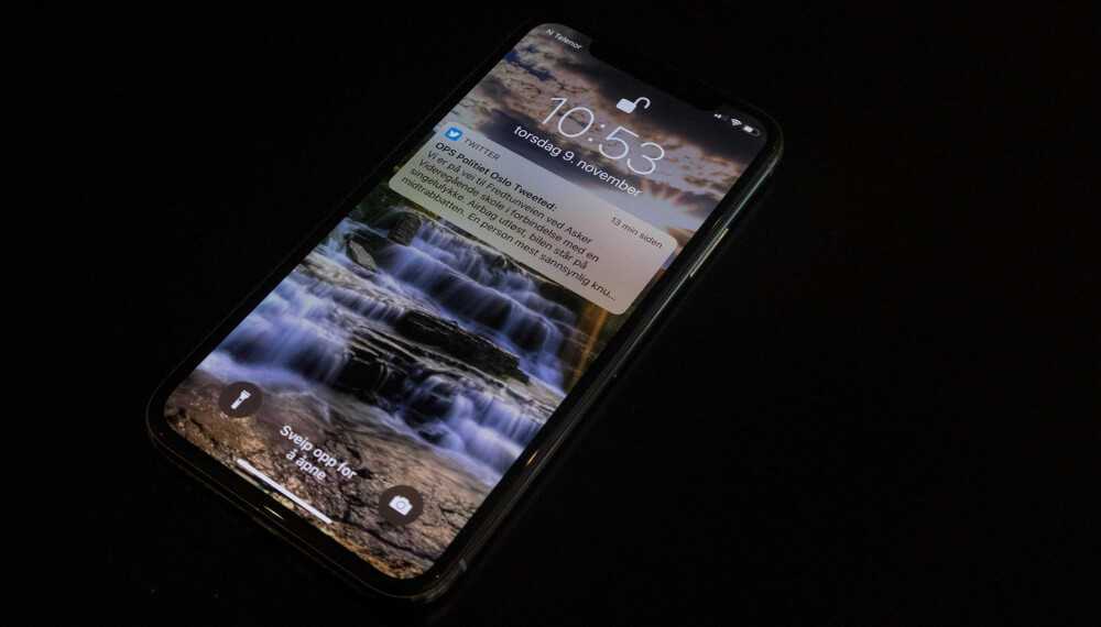 Når telefonen kjenner igjen ansiktet ditt, ser du at låseikonet på toppen av skjermen åpner seg. Men du er fortsatt på notifikasjonsskjermen. Når telefonen kjenner igjen ansiktet ditt, ser du at låseikonet på toppen av skjermen åpner seg. Men du er fortsatt på notifikasjonsskjermen.