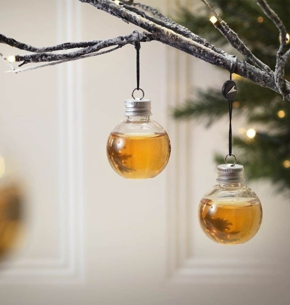 Et britisk destilleri har laget julepynt for whiskyelskere. Et britisk destilleri har laget julepynt for whiskyelskere.