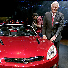 VETERAN: Bob Lutz er ingen hvem som helst. I tillegg til den tidligere jobben som toppsjef i General Motors, har han hatt sjefsstillinger i Chrysler, BMW, Opel og Ford. VETERAN: Bob Lutz er ingen hvem som helst. I tillegg til den tidligere jobben som toppsjef i General Motors, har han hatt sjefsstillinger i Chrysler, BMW, Opel og Ford.
