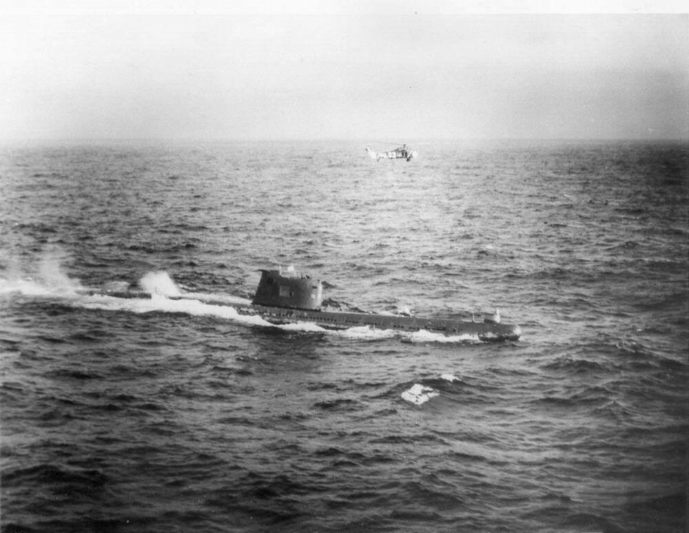 Et amerikansk marinehelikopter tar en nærmere titt på den russiske ubåten B-59 rundt 29. oktober 1962. Et amerikansk marinehelikopter tar en nærmere titt på den russiske ubåten B-59 rundt 29. oktober 1962.