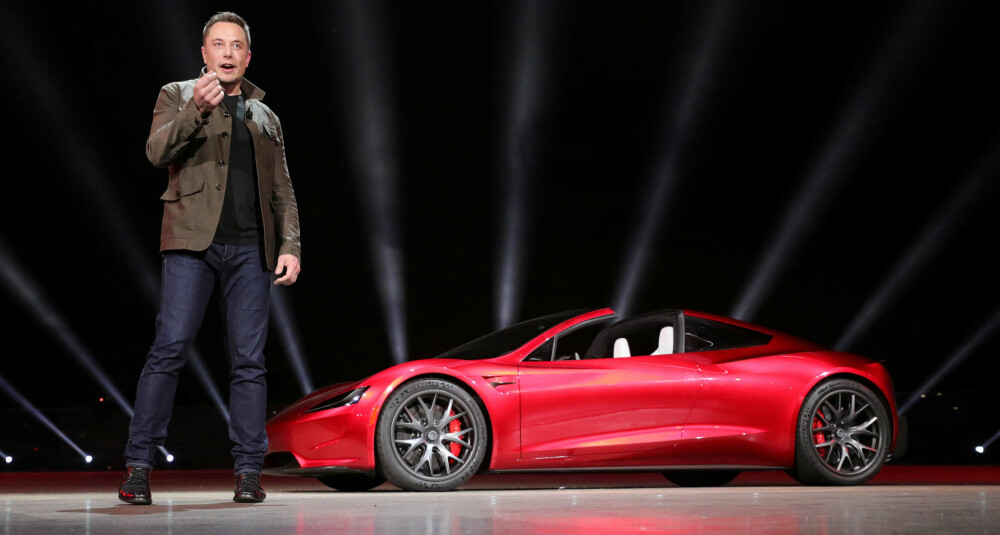 OVERRASKET: Teslasjef Elon Musk lot problemer med produksjonen av billig-elbilen Model 3 ligge natt til fredag, og avduket ny lastebil. Så overrasket han alle med en splitter ny Tesla Roadster med fullstendig ville egenskaper. OVERRASKET: Teslasjef Elon Musk lot problemer med produksjonen av billig-elbilen Model 3 ligge natt til fredag, og avduket ny lastebil. Så overrasket han alle med en splitter ny Tesla Roadster med fullstendig ville egenskaper.