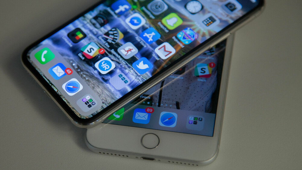 FANTASTISK SKJERM: OLED-skjermen på iPhone X er en nytelse å se på. Men den later ikke til å være god nok i seg selv til å overbevise forbrukerne om å legge over 10.000 kroner på bordet for mobilen. FANTASTISK SKJERM: OLED-skjermen på iPhone X er en nytelse å se på. Men den later ikke til å være god nok i seg selv til å overbevise forbrukerne om å legge over 10.000 kroner på bordet for mobilen.