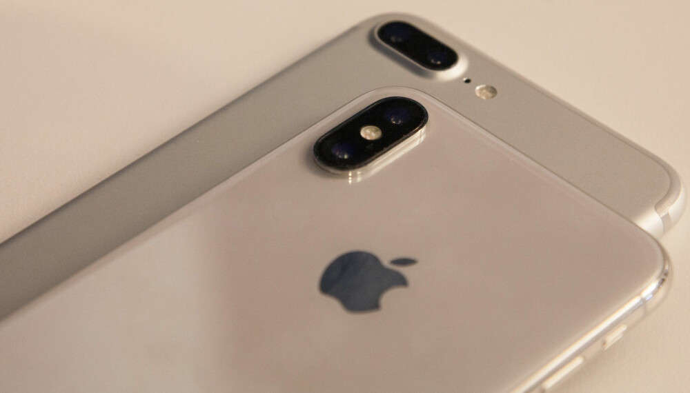 På iPhone X er kamera-utstikkeren enda mer markert enn tidligere. Til gjengjeld er nå bildestabilisering på plass på begge objektivene. På iPhone X er kamera-utstikkeren enda mer markert enn tidligere. Til gjengjeld er nå bildestabilisering på plass på begge objektivene.