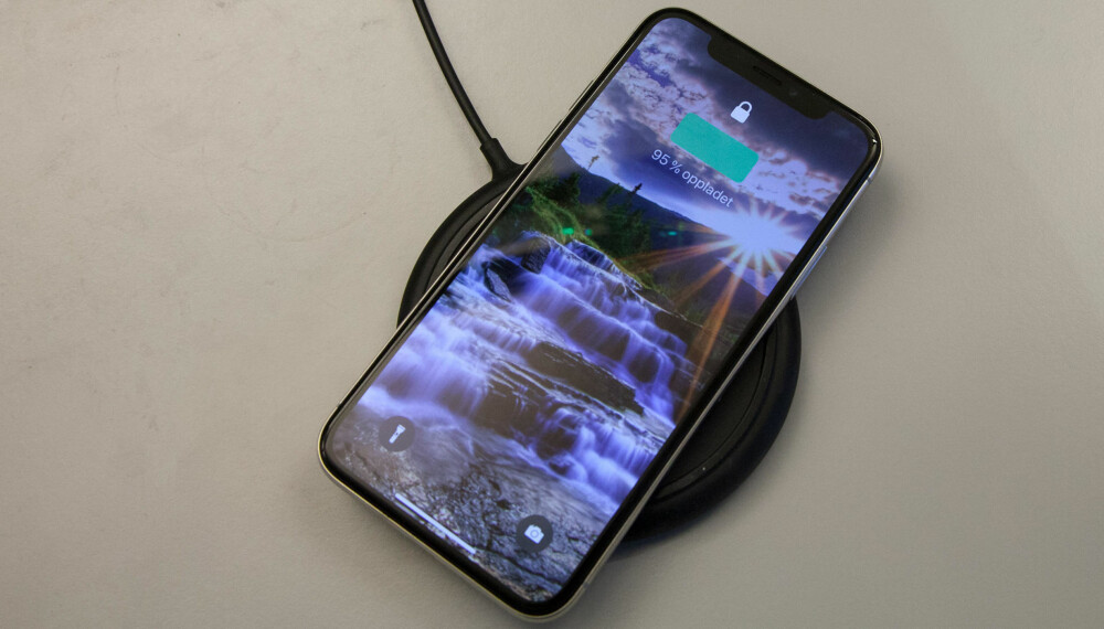 Ved en arbeidspult er det fint å ha en slik ladeplate som du bare kan legge mobilen på, men trådløs lading gjør seg i grunn best i bil eller steder du bare "tilfeldigvis er". Teknologien fungerer på tvers av forskjellige merker, og er ikke avhengig av rett kabel. Ved en arbeidspult er det fint å ha en slik ladeplate som du bare kan legge mobilen på, men trådløs lading gjør seg i grunn best i bil eller steder du bare "tilfeldigvis er". Teknologien fungerer på tvers av forskjellige merker, og er ikke avhengig av rett kabel.