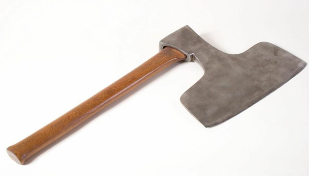 Skarpretterøks fra 1742. Øksa ble laget til Johann Caspar Öhlstein, en som var skarpretter i Trondheim i perioden 1744 - 1768. Skarpretterøks fra 1742. Øksa ble laget til Johann Caspar Öhlstein, en som var skarpretter i Trondheim i perioden 1744 - 1768.