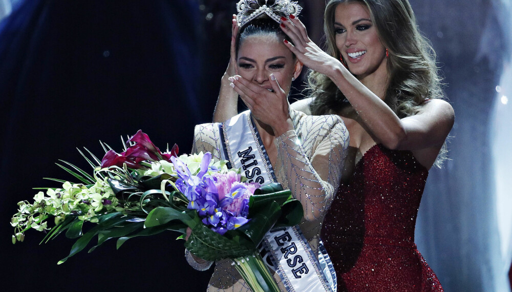 Tidligere Miss Universe Iris Mittenaere kroner vinner Demi-Leigh Nel-Peters. Tidligere Miss Universe Iris Mittenaere kroner vinner Demi-Leigh Nel-Peters.