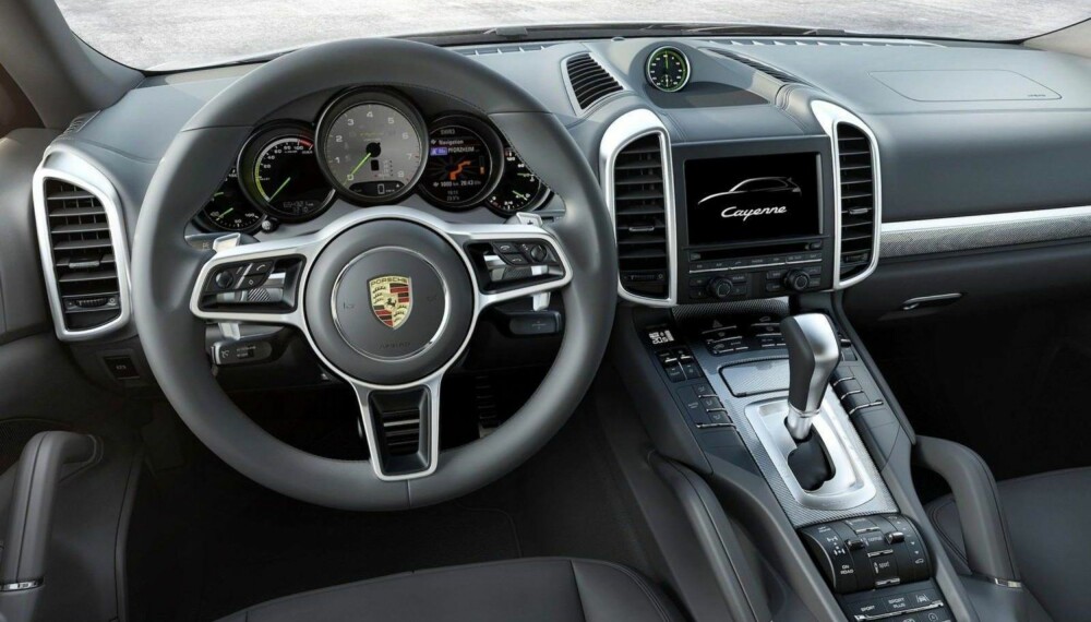 Porsche har rikelig med knapper i midtkonsollen på utgående generasjon av Cayenne. Porsche har rikelig med knapper i midtkonsollen på utgående generasjon av Cayenne.