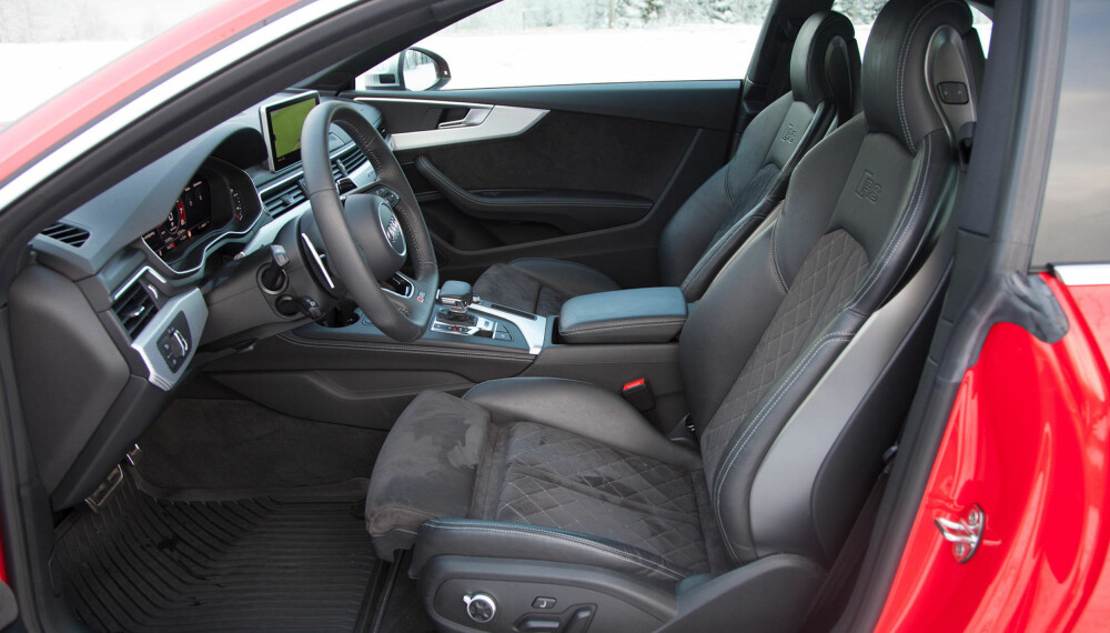 Audi har valgt å gå for noe som ligner på bøtteseter, men som likevel har beholdt alt av komfort og justeringsmuligheter. Audi har valgt å gå for noe som ligner på bøtteseter, men som likevel har beholdt alt av komfort og justeringsmuligheter.