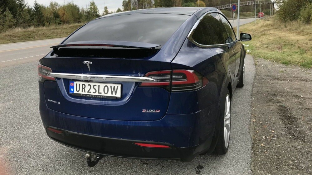 Tesla Model X P100D er en av verdens raskest akselererende biler. Eier Pål Henrik Thorkildsen (43) har valgt skiltene sine med teksten UR2SLOW fordi han synes det er morsomt, og fordi bilen er veldig rask ... Tesla Model X P100D er en av verdens raskest akselererende biler. Eier Pål Henrik Thorkildsen (43) har valgt skiltene sine med teksten UR2SLOW fordi han synes det er morsomt, og fordi bilen er veldig rask ...