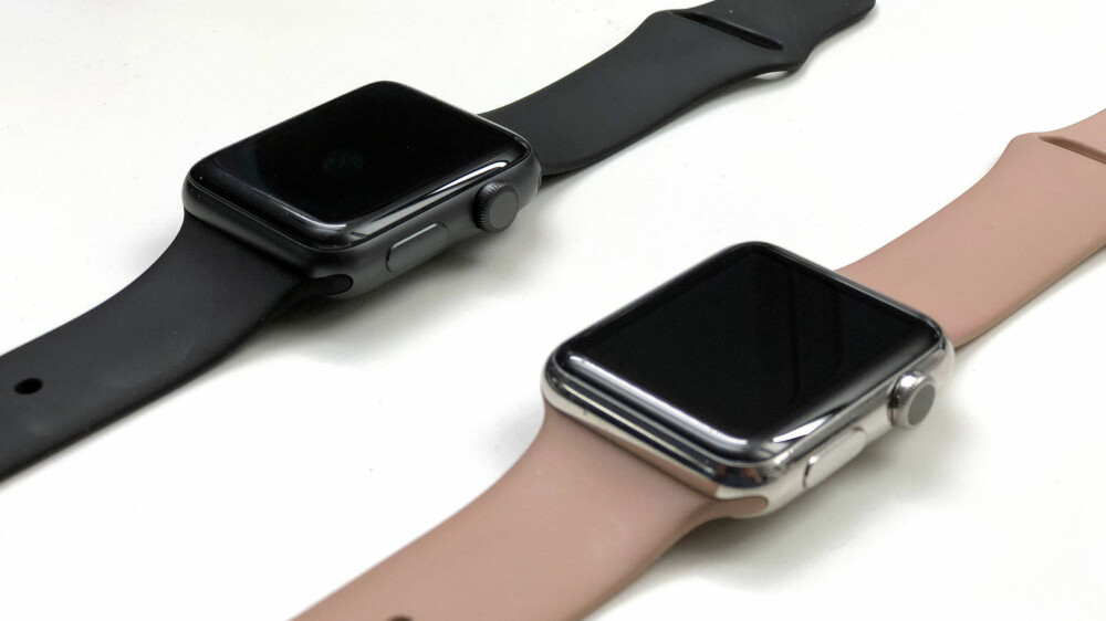 IKKE LETT Å SE FORSKJELL: Designet på Apple Watch Series 3 (bak) er tilnærmet identisk med de to foregående generasjonene. Series 3 er tilgjengelig i aluminium, mens Series 1 kom i en rekke ulike utforminger. Her i stål. IKKE LETT Å SE FORSKJELL: Designet på Apple Watch Series 3 (bak) er tilnærmet identisk med de to foregående generasjonene. Series 3 er tilgjengelig i aluminium, mens Series 1 kom i en rekke ulike utforminger. Her i stål.