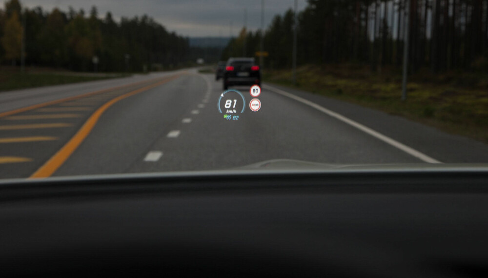 Head-up display - HUD - er en form for Agumented Reality der ekstra informasjon legges til i synsfeltet ditt. Head-up display - HUD - er en form for Agumented Reality der ekstra informasjon legges til i synsfeltet ditt.