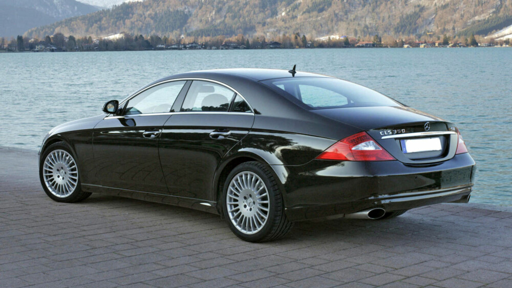 MERCEDES CLS: Denne elegante doningen er det mange som liker. Designet var riktignok kontroversielt da bilen var ny, men det har tålt tidens tann godt. På bruktmarkedet kan en slik bli din for rundt 150.000 kroner! MERCEDES CLS: Denne elegante doningen er det mange som liker. Designet var riktignok kontroversielt da bilen var ny, men det har tålt tidens tann godt. På bruktmarkedet kan en slik bli din for rundt 150.000 kroner!