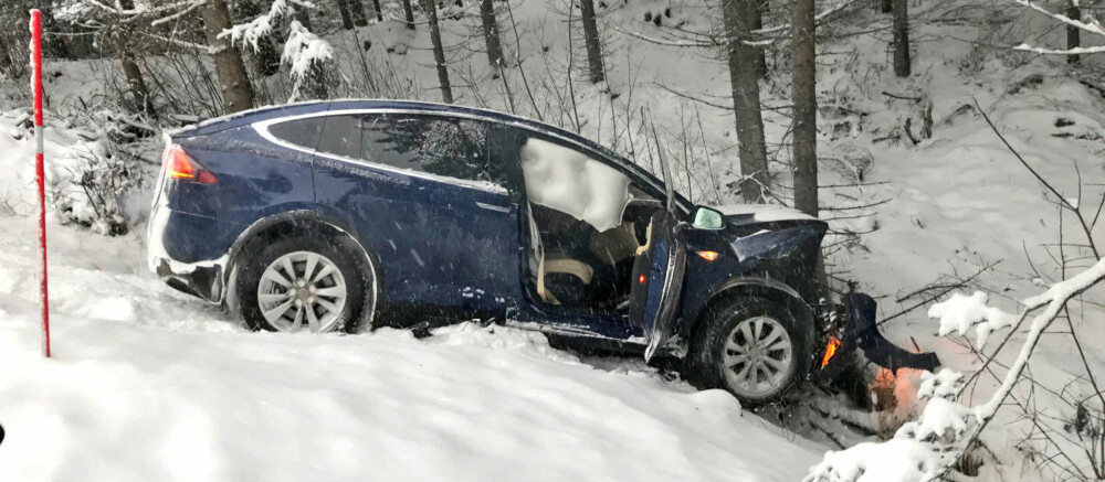 Her har Teslaen til Erik Ramsberg (50) krasjet inn i treet, etter at den traff en møtende bil på veien. Ulykken skjedde på svært glatte veier. Her har Teslaen til Erik Ramsberg (50) krasjet inn i treet, etter at den traff en møtende bil på veien. Ulykken skjedde på svært glatte veier.