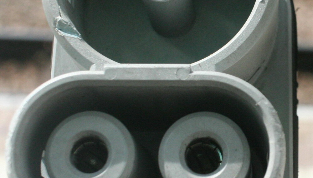 CCS: Combined Charging system (CCS) er en hurtigladestandard for elbiler som leverer høyspent likestrøm via en spesiell elektrisk kontakt (bildet). Systemet kalles ofte bare for Combo. CCS: Combined Charging system (CCS) er en hurtigladestandard for elbiler som leverer høyspent likestrøm via en spesiell elektrisk kontakt (bildet). Systemet kalles ofte bare for Combo.