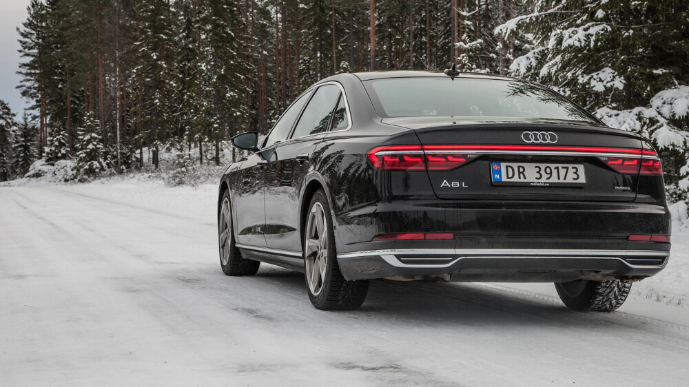 Nye Audi A8 i lang utgave er en utrolig delikat, superkomfortabel, superavansert, superdyr teknologibombe. Nye Audi A8 i lang utgave er en utrolig delikat, superkomfortabel, superavansert, superdyr teknologibombe.