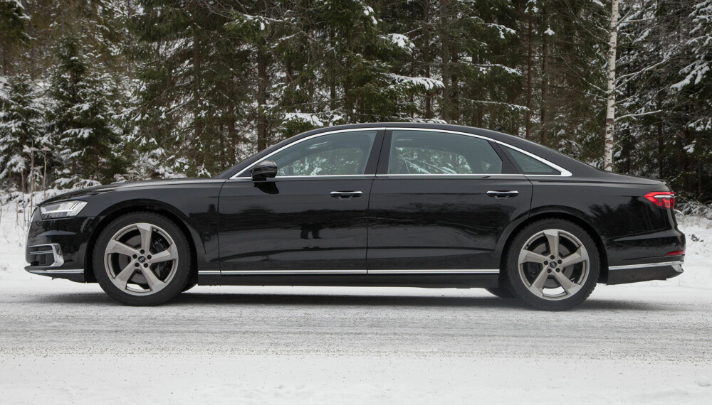Fra siden er bilen utrolig nøytral. Fra siden er bilen utrolig nøytral.