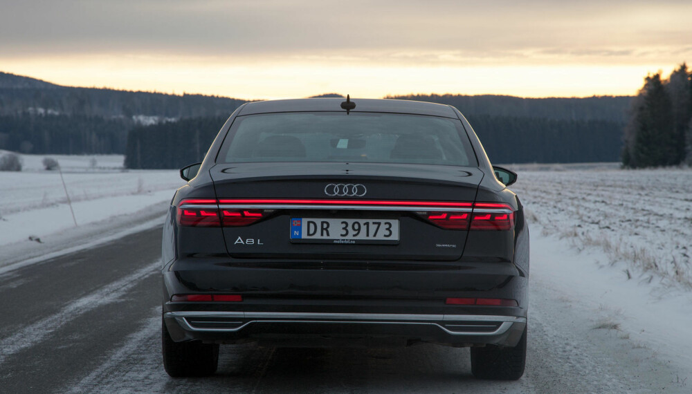 Lysene definerer bilen bakfra. I tillegg til de "falske" eksospottene. Lysene definerer bilen bakfra. I tillegg til de "falske" eksospottene.