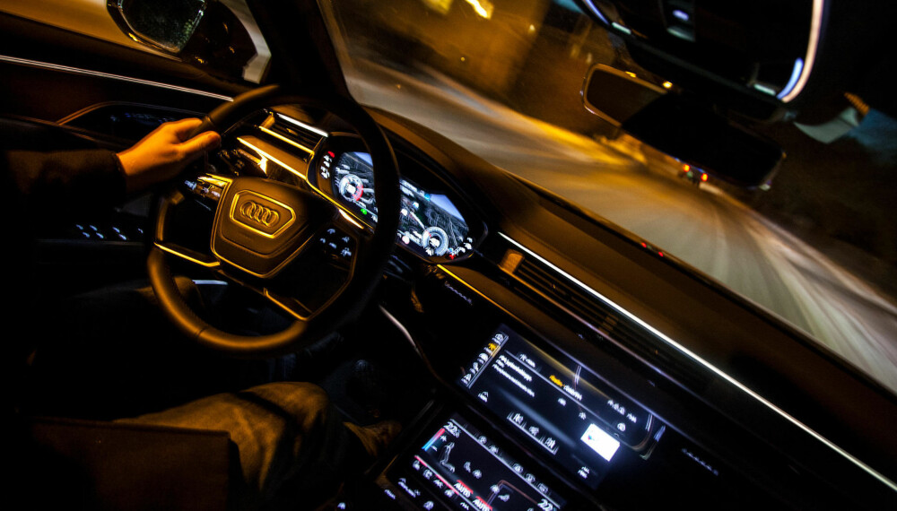 Bilen bader i et dempet, behagelig lys som er litt mindre intensitvt enn på sine konkurrenter. Du kan selv bestemme fargene. Bilen bader i et dempet, behagelig lys som er litt mindre intensitvt enn på sine konkurrenter. Du kan selv bestemme fargene.