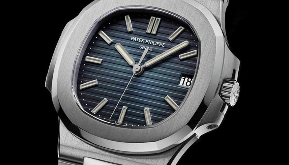 «Nautilus» er Pateks først sportsklokke. Den er laget av stål, men prises som om den skulle vært av gull. Listeprisen ligger et sted mellom 240.000 og 250.000 norske kroner. Ventetiden er svært lang, og den reelle prisen ligger i dag opp mot 27.000 NOK over listeprisen. «Nautilus» er Pateks først sportsklokke. Den er laget av stål, men prises som om den skulle vært av gull. Listeprisen ligger et sted mellom 240.000 og 250.000 norske kroner. Ventetiden er svært lang, og den reelle prisen ligger i dag opp mot 27.000 NOK over listeprisen.