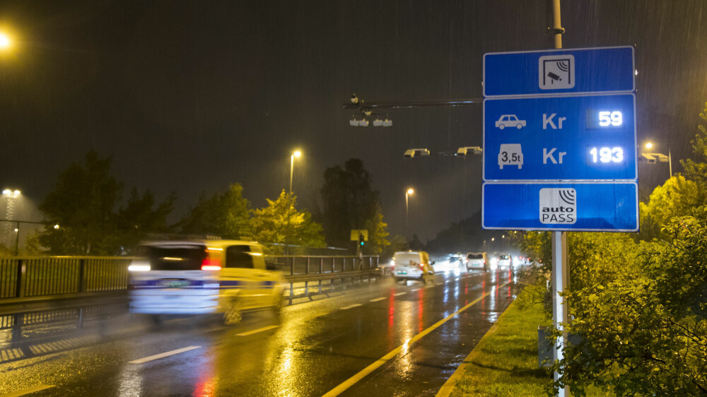Nå kan prisen i bomringen i Oslo tredobles på dager med dårlig luftkvalitet. Det betyr opp til 177 kroner for privatbilister, 579 kroner for tungtransport. Nå kan prisen i bomringen i Oslo tredobles på dager med dårlig luftkvalitet. Det betyr opp til 177 kroner for privatbilister, 579 kroner for tungtransport.