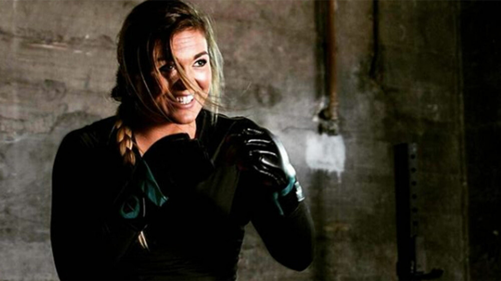 MMA-utøveren Anna Dempster har sagt seg villig til å gå en runde med et nettroll som mente kvinner var for svake og trege til å kunne slåss med menn - selv om de var trent i kampsport. MMA-utøveren Anna Dempster har sagt seg villig til å gå en runde med et nettroll som mente kvinner var for svake og trege til å kunne slåss med menn - selv om de var trent i kampsport.