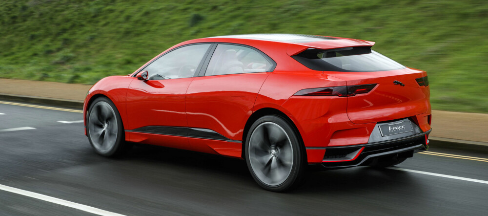 Jaguar har fått mye skryt for designet til sin første elbil, den kompakte SUV-en I-Pace. I Mars 2018 er det klar for lansering av produksjonsmodellen. Jaguar har fått mye skryt for designet til sin første elbil, den kompakte SUV-en I-Pace. I Mars 2018 er det klar for lansering av produksjonsmodellen.