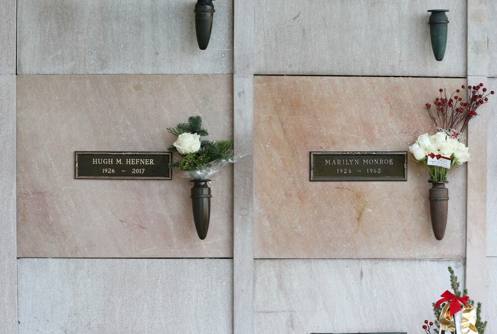 Hugh Hefner ville hvile ved siden Marilyn Monroe, som prydet den første forsiden av Playboy. Rett før jul ble gravkrypten på Westwood Village Memorial Park Cemetery klar. Hugh Hefner ville hvile ved siden Marilyn Monroe, som prydet den første forsiden av Playboy. Rett før jul ble gravkrypten på Westwood Village Memorial Park Cemetery klar.