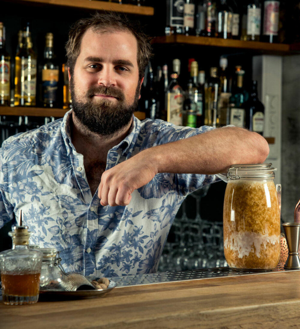 Truls Thomesen driver baren Pjolter & Punsj i Stavanger. Baren fikk utmerkelsen Norges beste nye cocktailbar under Bartenders' Choice Awards i 2017. Truls Thomesen driver baren Pjolter & Punsj i Stavanger. Baren fikk utmerkelsen Norges beste nye cocktailbar under Bartenders' Choice Awards i 2017.