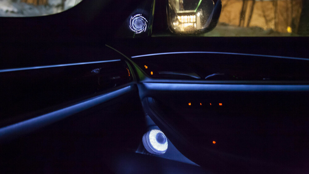 BMW har ikke jobbet med å kutte vekt for å kutte noen tideler på en eller annen bane du aldri kommer til å kjøre på. Her er det herlig interiørlys og stor motor. BMW har ikke jobbet med å kutte vekt for å kutte noen tideler på en eller annen bane du aldri kommer til å kjøre på. Her er det herlig interiørlys og stor motor.