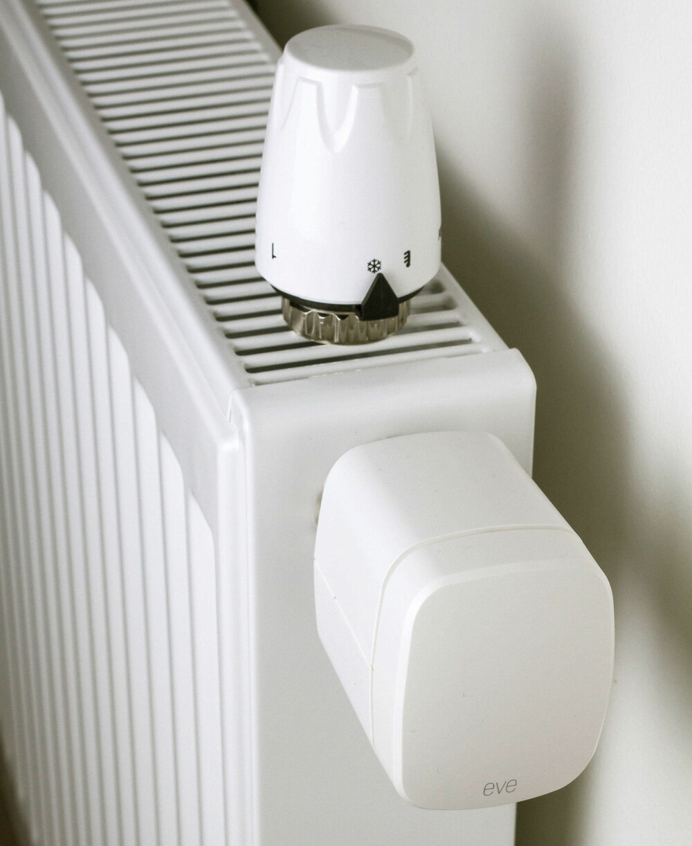 SENTRAL: Selv radiatorer kan styres smart i dag, men du får nok også her et begrenset støttebeløp. Her har vi erstattet en vanlig radiatortermostat med Eve Thermo. Man vrir bare ventilen helt åpen, så kan man enkelt skru på den blanke kragen og løsne originaltermostaten. SENTRAL: Selv radiatorer kan styres smart i dag, men du får nok også her et begrenset støttebeløp. Her har vi erstattet en vanlig radiatortermostat med Eve Thermo. Man vrir bare ventilen helt åpen, så kan man enkelt skru på den blanke kragen og løsne originaltermostaten.