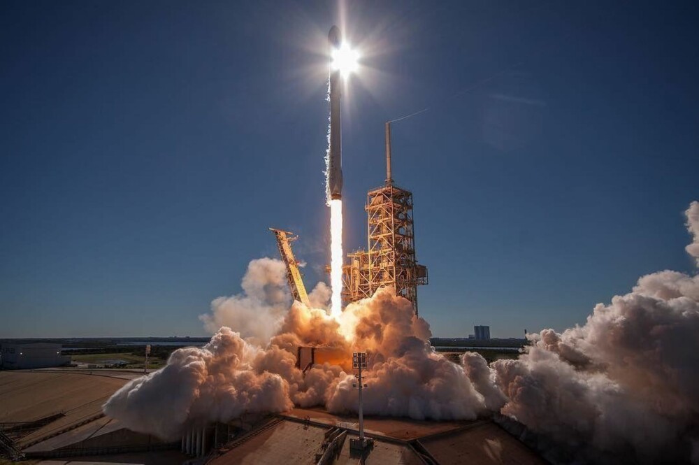 BOOM: Det er voldsomme krefter som settes i spill når Falcon Heavy skal skytes opp. Raketten er den kraftigste amerikanerne har bygget siden måneraketten Saturn V. Bildet viser oppskytingen av en Falcon 9. BOOM: Det er voldsomme krefter som settes i spill når Falcon Heavy skal skytes opp. Raketten er den kraftigste amerikanerne har bygget siden måneraketten Saturn V. Bildet viser oppskytingen av en Falcon 9.