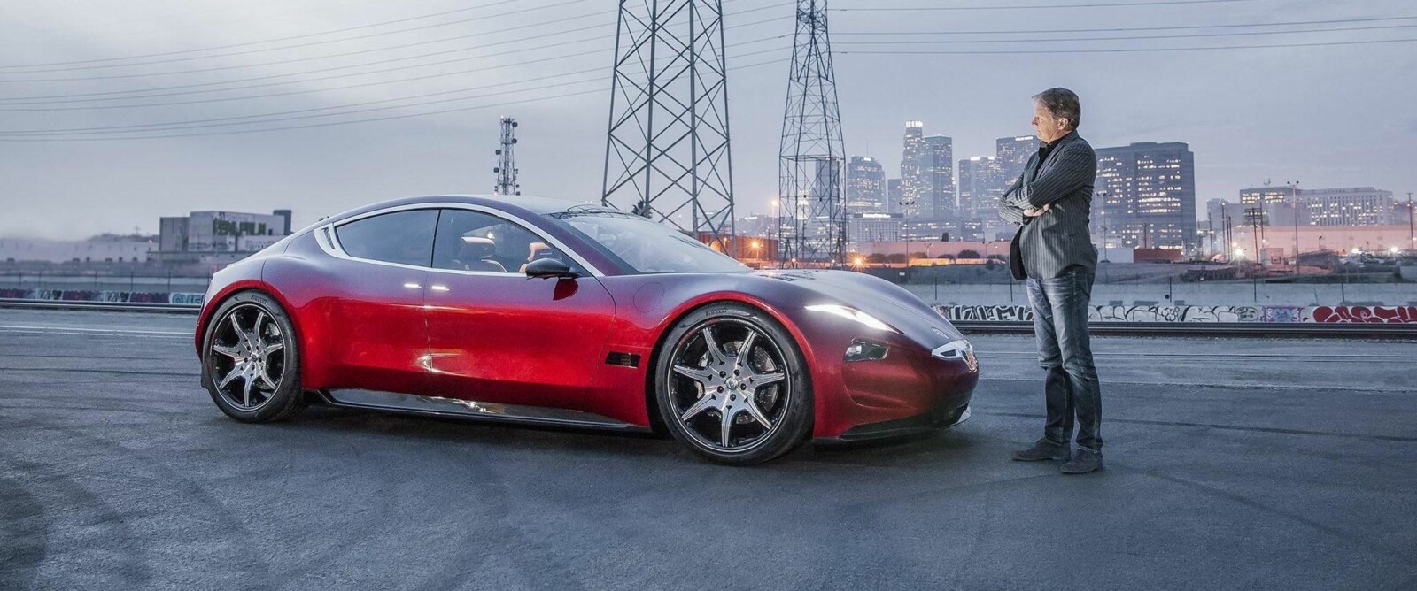 <b>HEFTIG ELBIL:</b> Henrik Fisker, her foran konseptelbilen Fisker EMotion, hevder selskapet hans har knekt koden til faststoffbatteri i elbil. Det skal gi elbiler med 800 km rekkevidde og ladetid på ett minutt. Kritikere tror det ikke før de får se det, og kaller elbilen for «vakker vaporware». <b>HEFTIG ELBIL:</b> Henrik Fisker, her foran konseptelbilen Fisker EMotion, hevder selskapet hans har knekt koden til faststoffbatteri i elbil. Det skal gi elbiler med 800 km rekkevidde og ladetid på ett minutt. Kritikere tror det ikke før de får se det, og kaller elbilen for «vakker vaporware».