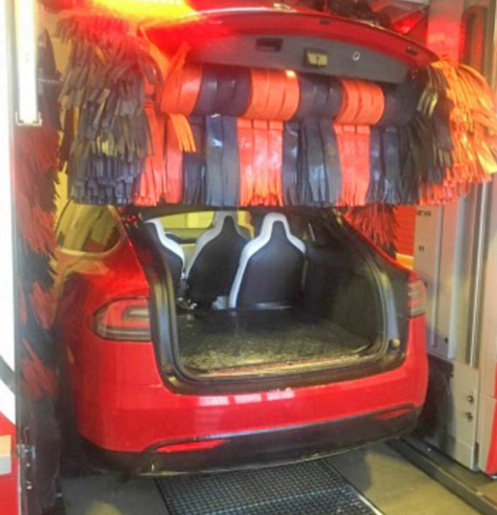 Her har Steinar Eriksen fått stoppet vaskemaskinen. Bakluka på hans Tesla Model X står på vidt gap, mens børstene er mer eller mindre inne i bilen. Her har Steinar Eriksen fått stoppet vaskemaskinen. Bakluka på hans Tesla Model X står på vidt gap, mens børstene er mer eller mindre inne i bilen.