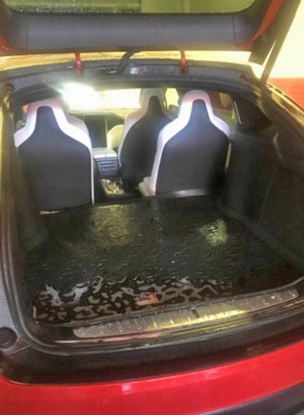Gummimatten på gulvet i bagasjerommet har vært en god beskyttelse for interiøret i bilen. Gummimatten på gulvet i bagasjerommet har vært en god beskyttelse for interiøret i bilen.
