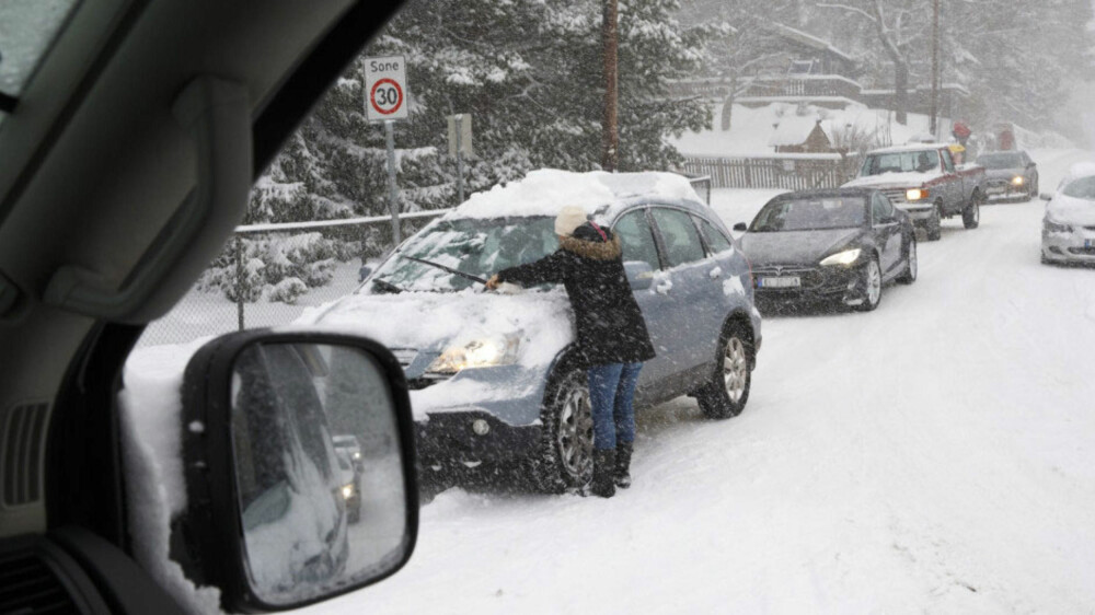 UP reagerer på bilister som ikke skraper is av rutene, eller fjerner snø fra bilen før de kjører avgårde. De siste årene har man også lagt merke til elbil-eiere som lar bilene sine dugge ned, for å spare strøm. UP reagerer på bilister som ikke skraper is av rutene, eller fjerner snø fra bilen før de kjører avgårde. De siste årene har man også lagt merke til elbil-eiere som lar bilene sine dugge ned, for å spare strøm.