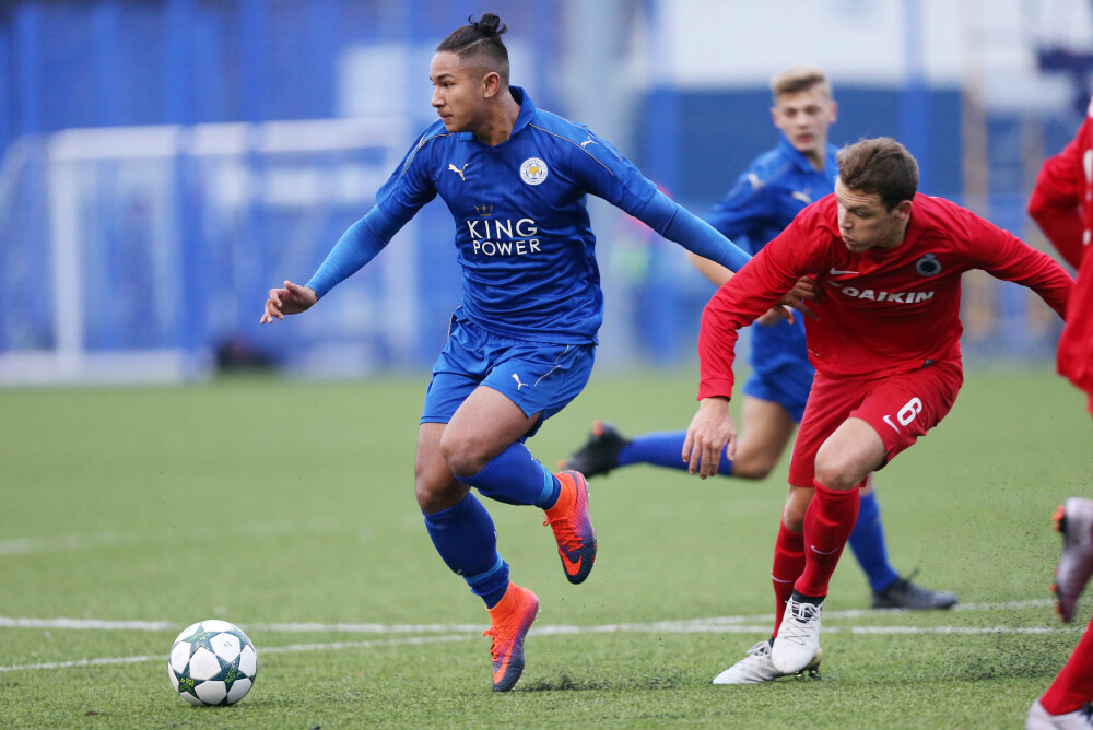 STYRTRIK: Fotballspilleren Faiq Bolkiah (i blått) er medlem av verdens rikeste monarkfamilie, sultanfamilien i Brunei. Hans onkel skal være god for 160 milliarder kroner. Faqi spiller for øyeblikket for Leicesters reservelag. STYRTRIK: Fotballspilleren Faiq Bolkiah (i blått) er medlem av verdens rikeste monarkfamilie, sultanfamilien i Brunei. Hans onkel skal være god for 160 milliarder kroner. Faqi spiller for øyeblikket for Leicesters reservelag.