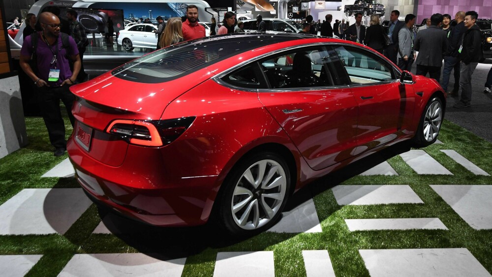 TESLA MODEL 3: Tesla har endelig fått fart på produksjonen og utleveringene av sin volummodell, Model 3. Men de har fortsatt en stor oppgave foran seg, med tanke på å nå målene for 2018. TESLA MODEL 3: Tesla har endelig fått fart på produksjonen og utleveringene av sin volummodell, Model 3. Men de har fortsatt en stor oppgave foran seg, med tanke på å nå målene for 2018.
