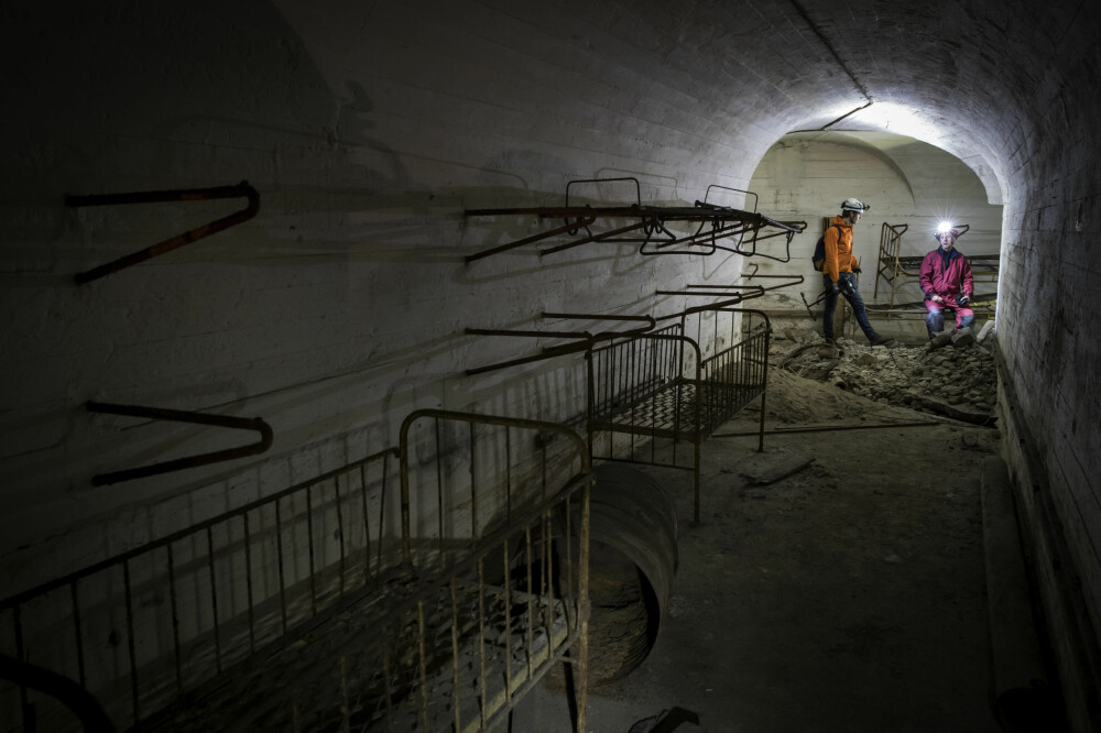 FRA KRIGENS DAGER: Under paviljonger fra 1914 ligger denne tunnelen fra krigens dager. Bårer fra den gang henger på veggen og står på gulvet og forteller i taushet en historie om harde tider. FRA KRIGENS DAGER: Under paviljonger fra 1914 ligger denne tunnelen fra krigens dager. Bårer fra den gang henger på veggen og står på gulvet og forteller i taushet en historie om harde tider.