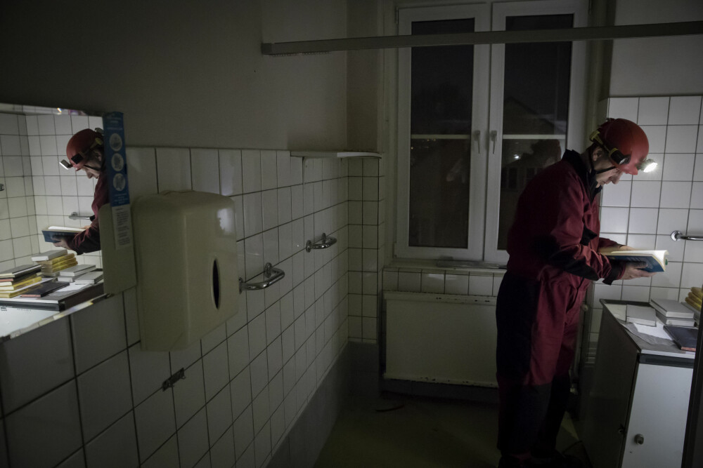 UTFORSKERTRANG: Den tidligere brannmannen Ronny Arnesen studerer alt av det vi finner på vår ferd gjennom de fraflyttede bygningene på Aker sykehus. UTFORSKERTRANG: Den tidligere brannmannen Ronny Arnesen studerer alt av det vi finner på vår ferd gjennom de fraflyttede bygningene på Aker sykehus.