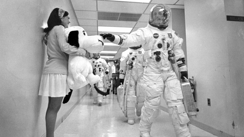 LUCKY CHARM: På vei mot utskytingskompleks 39B står sekretær Jamye Flowers klar med Snoopy så Apollo 10-astronautene kan klappe maskoten på snuta for hell og lykke på reisen. Her er det mission commander Thomas P. Stafford som strekker ut labben. Året er 1969. LUCKY CHARM: På vei mot utskytingskompleks 39B står sekretær Jamye Flowers klar med Snoopy så Apollo 10-astronautene kan klappe maskoten på snuta for hell og lykke på reisen. Her er det mission commander Thomas P. Stafford som strekker ut labben. Året er 1969.