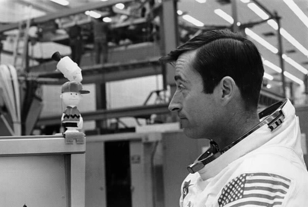 Her er den legendariske astronauten John Young, som nylig døde 87 år gammel, sammen med Charlie Brown. Her er den legendariske astronauten John Young, som nylig døde 87 år gammel, sammen med Charlie Brown.